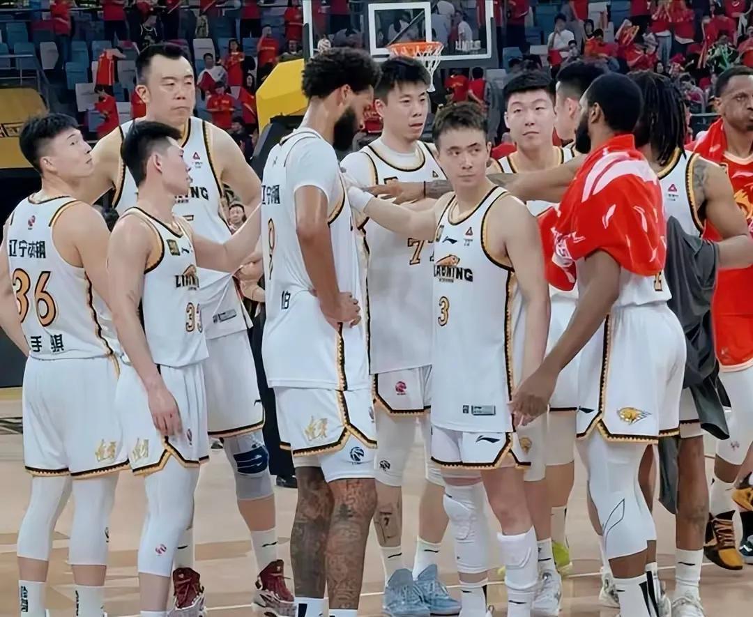 广厦队球员发挥神勇，成功逆转比赛